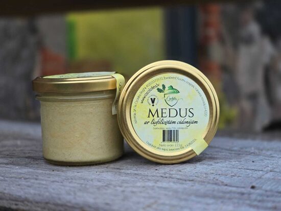 Medus ar cidonijām 