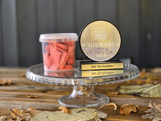 Bezcukura augļu krispi ar zemeni (LV)