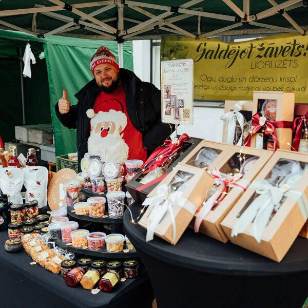 Tirdziņā ar saražoto produkciju